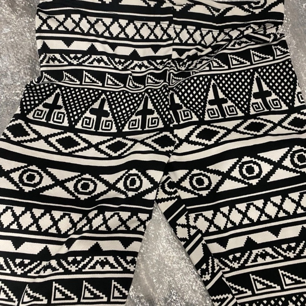 Chic Black and White Geometric Women's Leggings